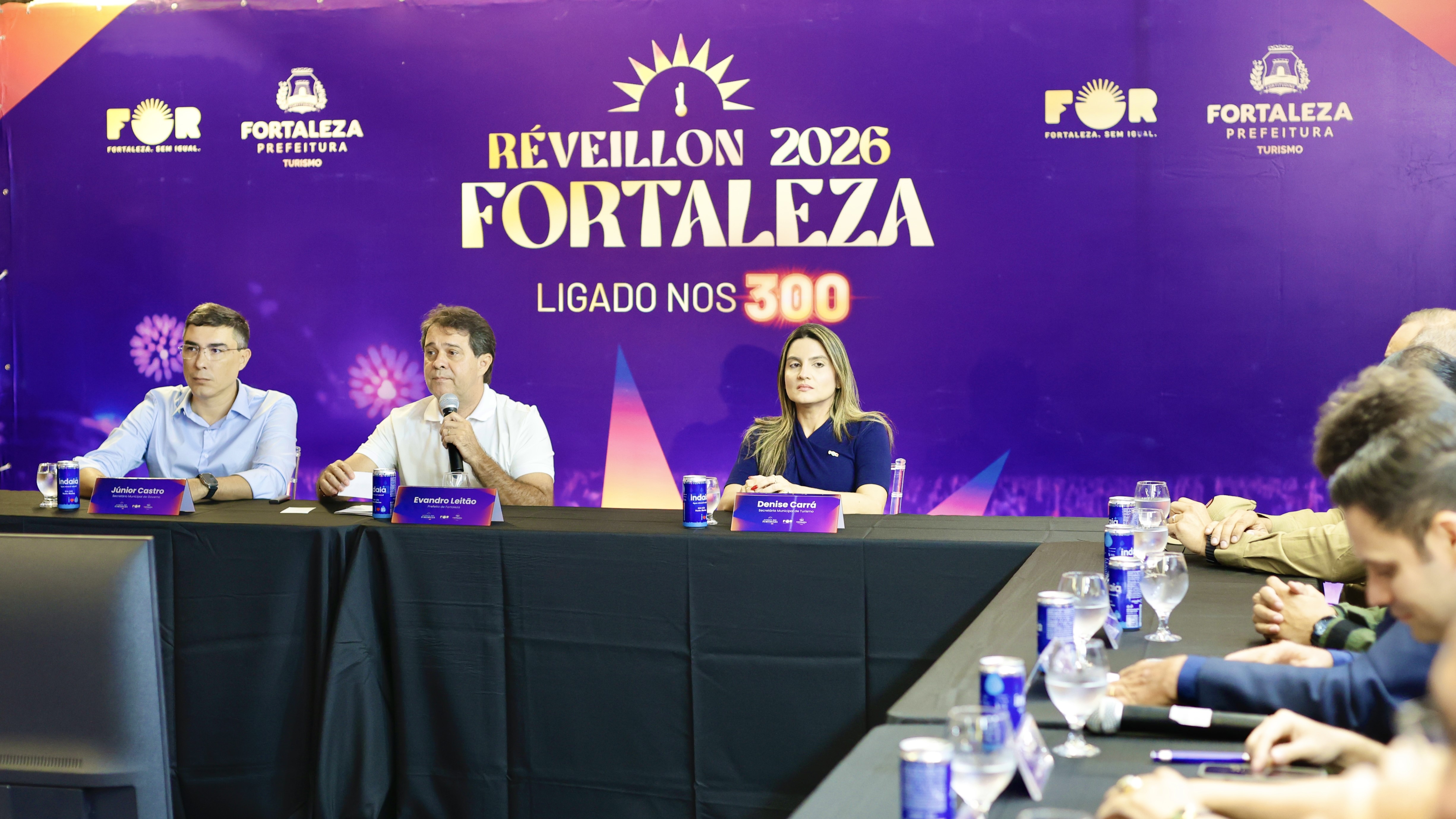 grupo de pessoas posa para a foto